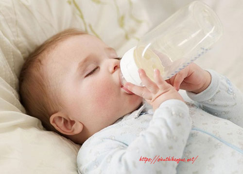 trẻ biếng ăn suy dinh dưỡng nên bổ sung sữa